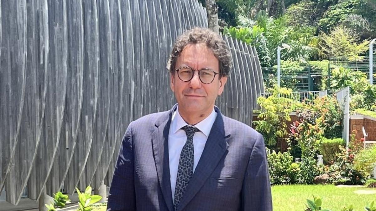 ambassadeur de France au Gabon s’exprimant lors d’un discours