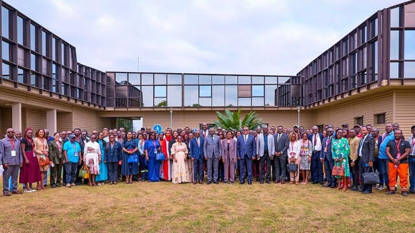 Acteurs de la mine gabonaise discutant de contenu local