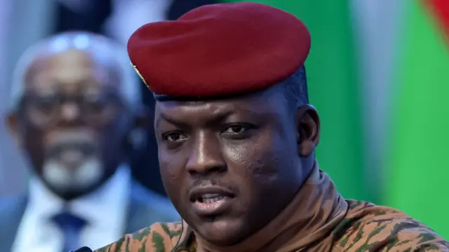 Portrait d'Ibrahim Traoré en tenue militaire avec béret rouge