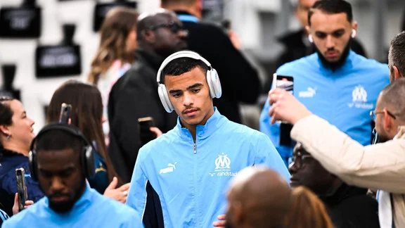 Mason Greenwood en discussion avec des dirigeants de l’OM lors d’un entraînement