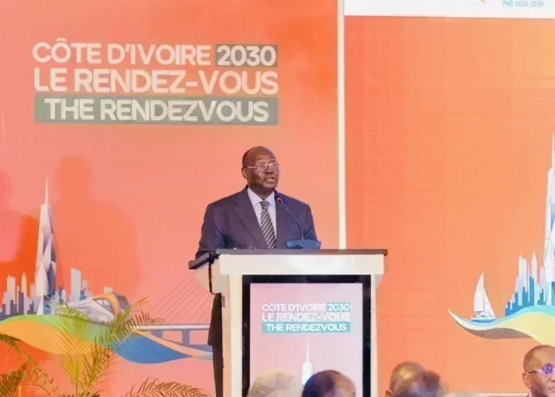 Illustration de la croissance économique de la Côte d'Ivoire avec des graphiques et des billets de banque
