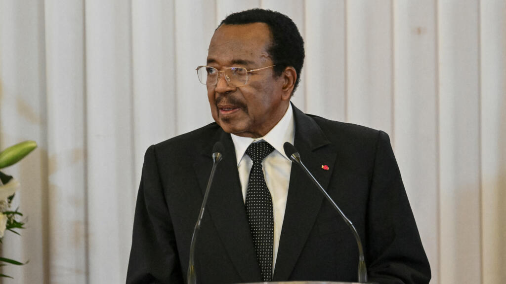 Le président camerounais Paul Biya s'exprime lors d'un discours officiel à Yaoundé en présence du pape Léon XIV