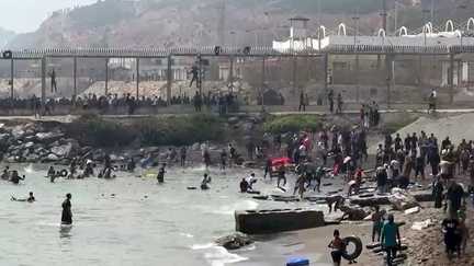Des migrants arrivant à Ceuta après avoir traversé la frontière depuis la côte marocaine