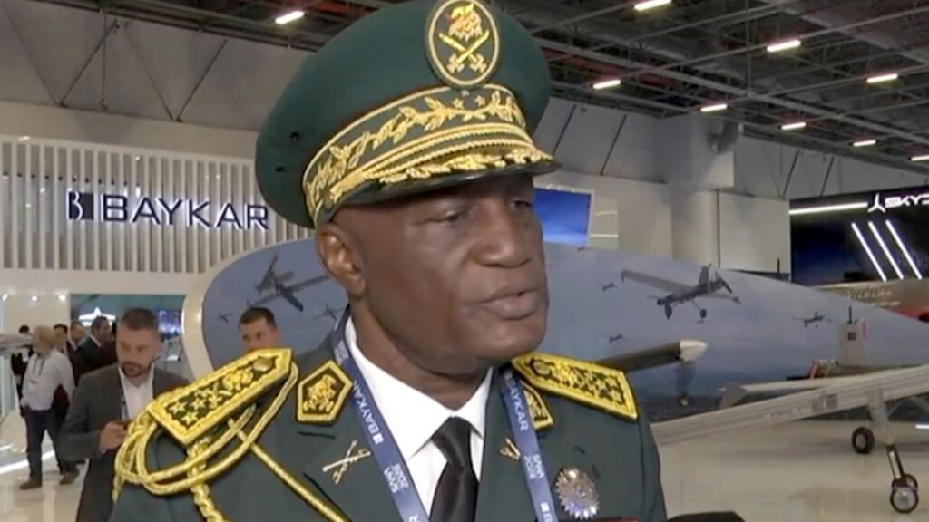 Hippolyte ebaka, le général camerounais qui dirige l’armée d’une main de fer