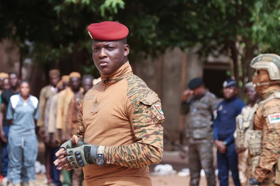 Journalistes burkinabè contraints à une formation militaire : une mesure controversée