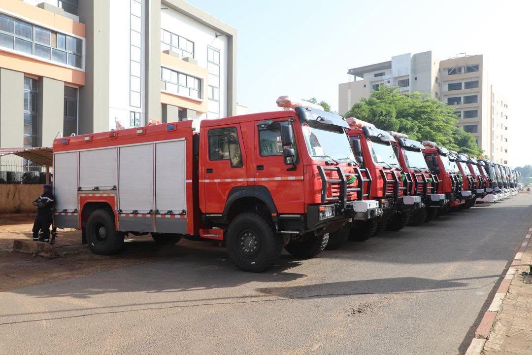Un camion-citerne incendie du Mali en démonstration lors de la cérémonie de remise