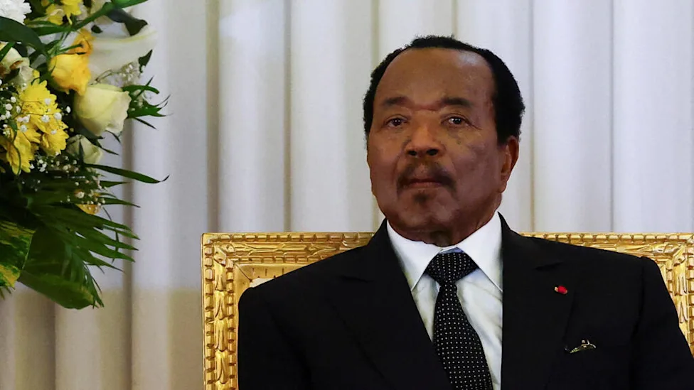 Silhouette d'un dirigeant africain dans un contexte de mystère politique