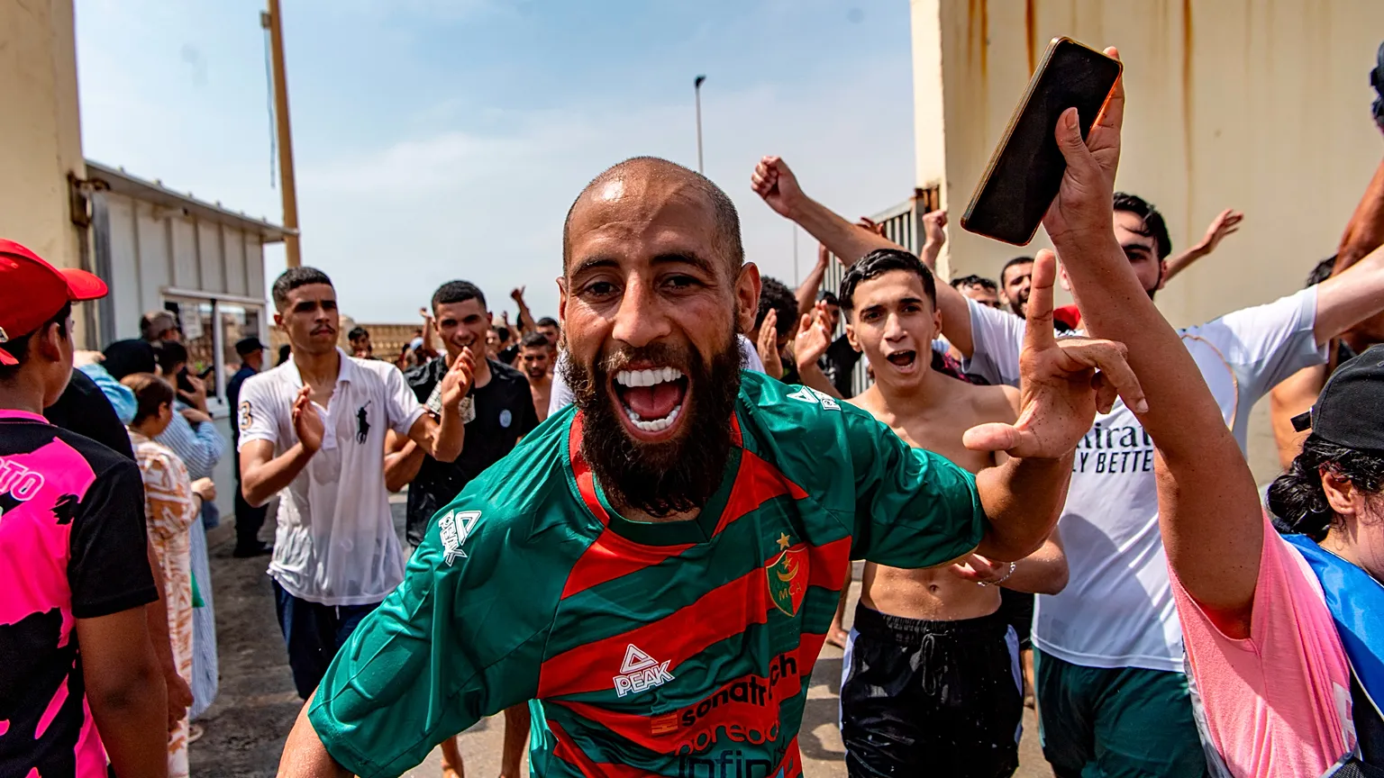Des migrants franchissent la frontière depuis le Maroc vers l'enclave espagnole de Ceuta, jeudi 30 juillet 2026. (Photo AP/Antonio Sempere)