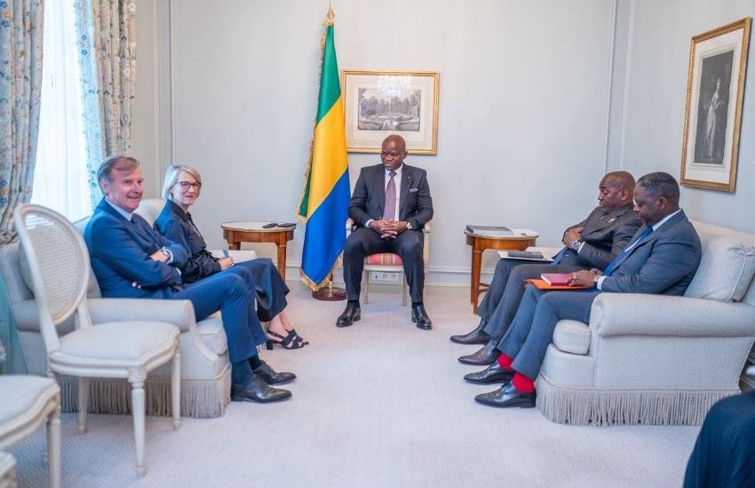 Photo officielle de la rencontre entre le président Oligui Nguema et Anne Rigail, directrice générale d'Air France