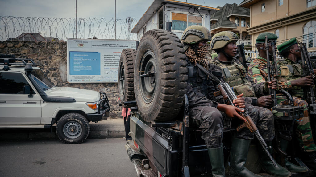 Soldats de l'AFC/M23 patrouillant près du laboratoire Rodolphe Mérieux à Goma, en mai 2026.