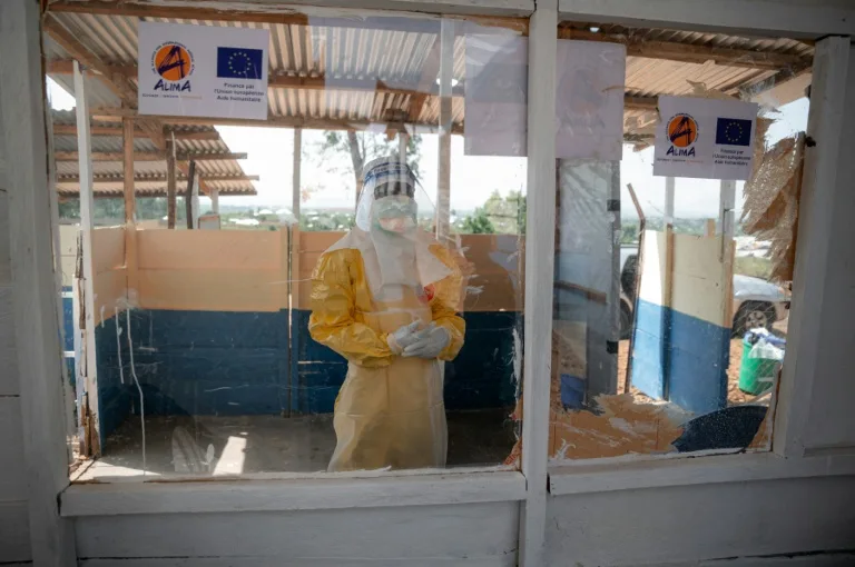soignant en combinaison de protection contre Ebola