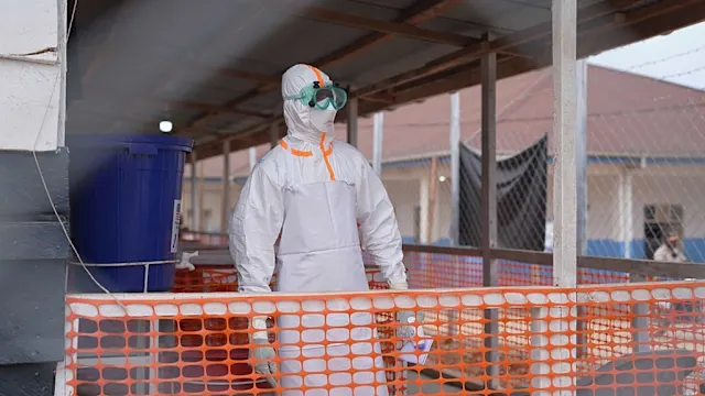 Soignants en discussion dans une zone touchée par Ebola