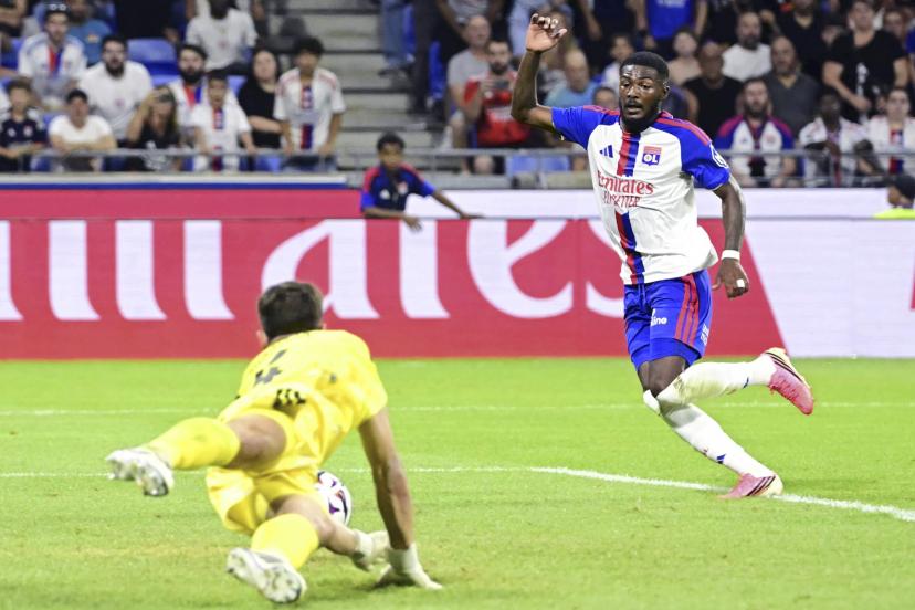 Ainsley Maitland-Niles marque son but contre le Sparta Prague sous les yeux de ses coéquipiers