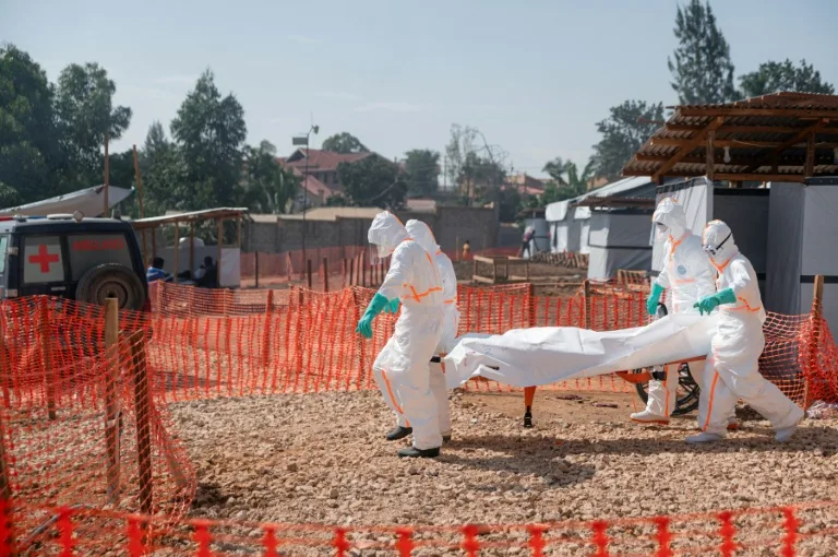 Un agent de santé en combinaison de protection contre Ebola en RDC