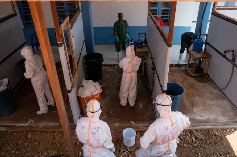 Soignants luttant contre Ebola en RDC