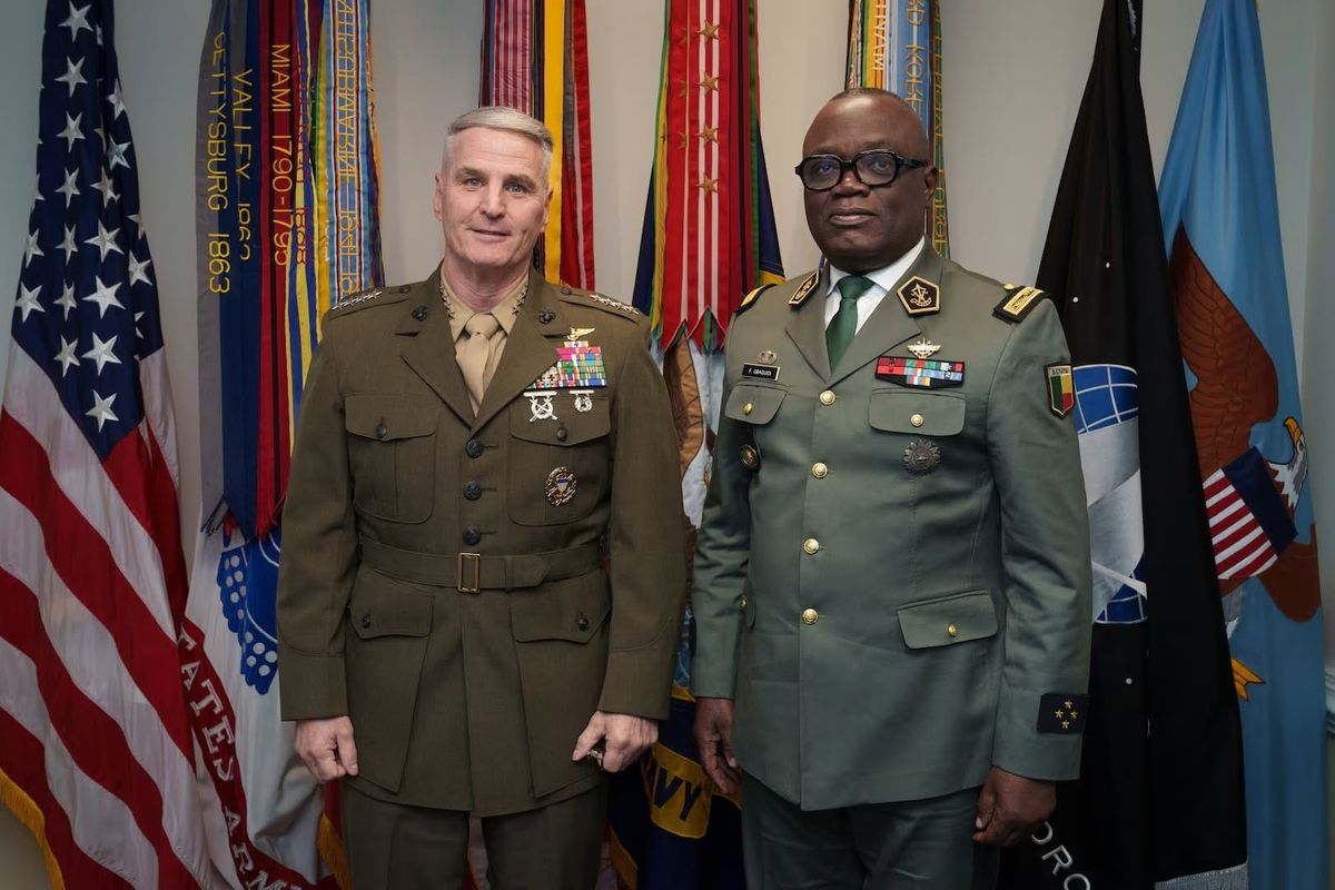 Le général Christopher J. Mahoney et le général Fructueux Gbaguidi lors de leur rencontre au Pentagone