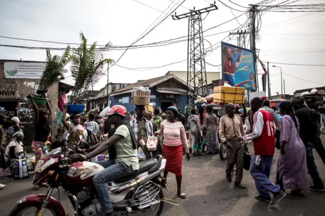 Foule animée dans une rue de Goma