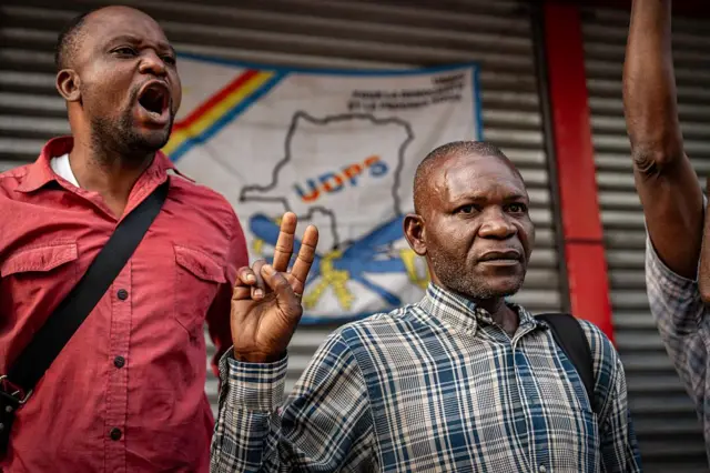 Militants scandant des slogans en l'honneur de Tshisekedi