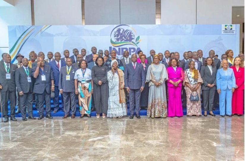 Pensionnaires du Gabon célébrant leur place dans la société